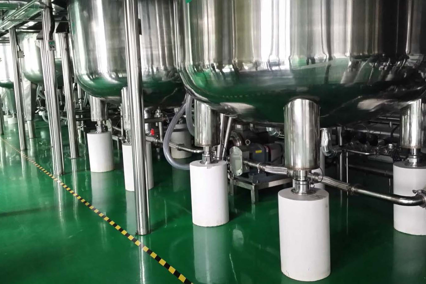 Eilersen load cells mounted under process tanks