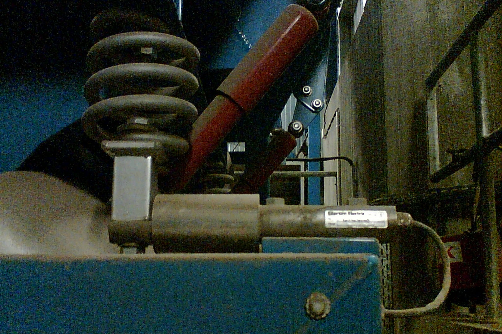 Heavy duty vibrator mounted on Eilersen load cells