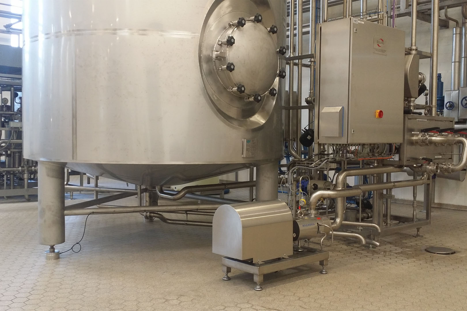 Hygienic Eilersen load cells installed under aseptic tank