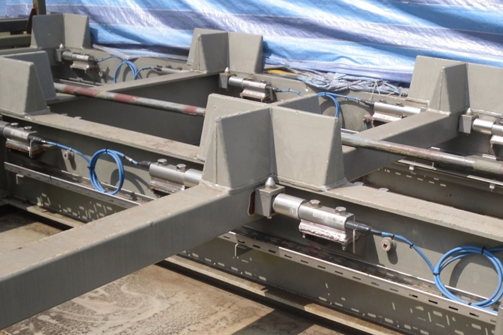 Robust load cells for offshore skids