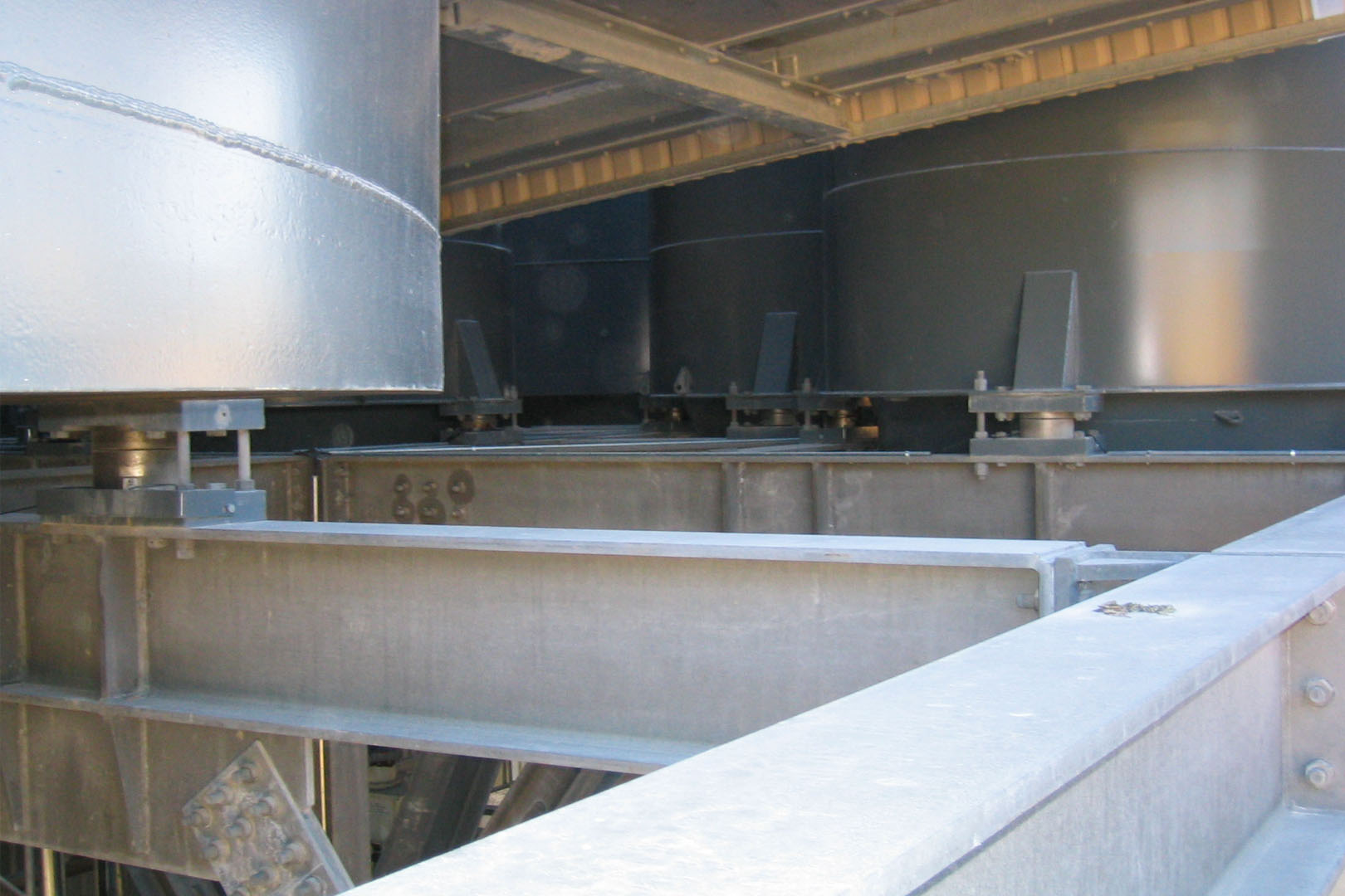 Load cells for heavy duty silo weighing