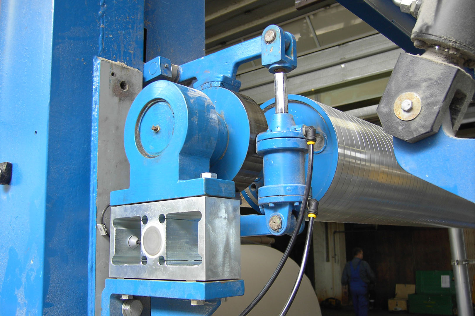 Web tension measurement application small roller