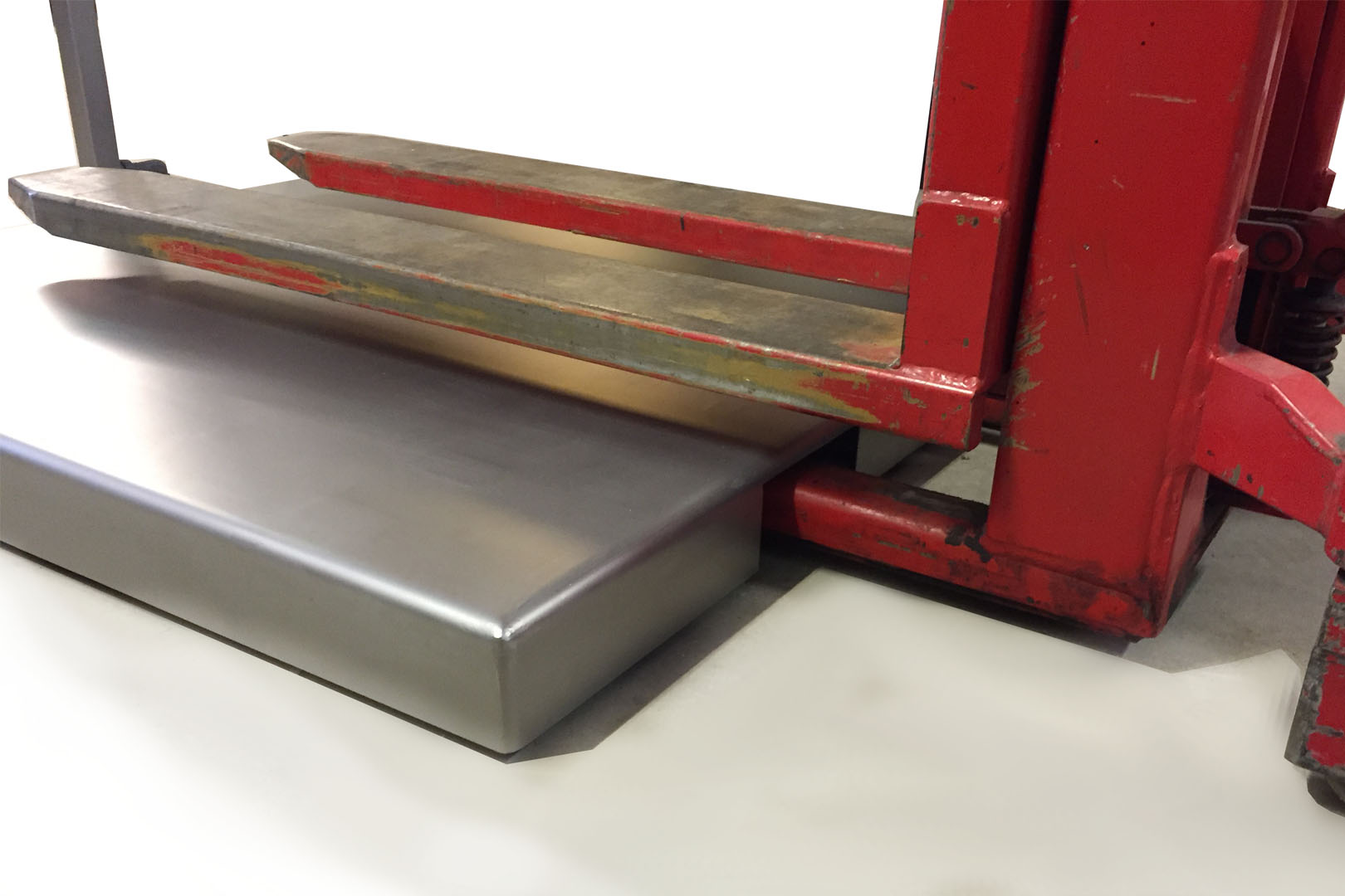 Mobile robust industrial weight with lifting carriage