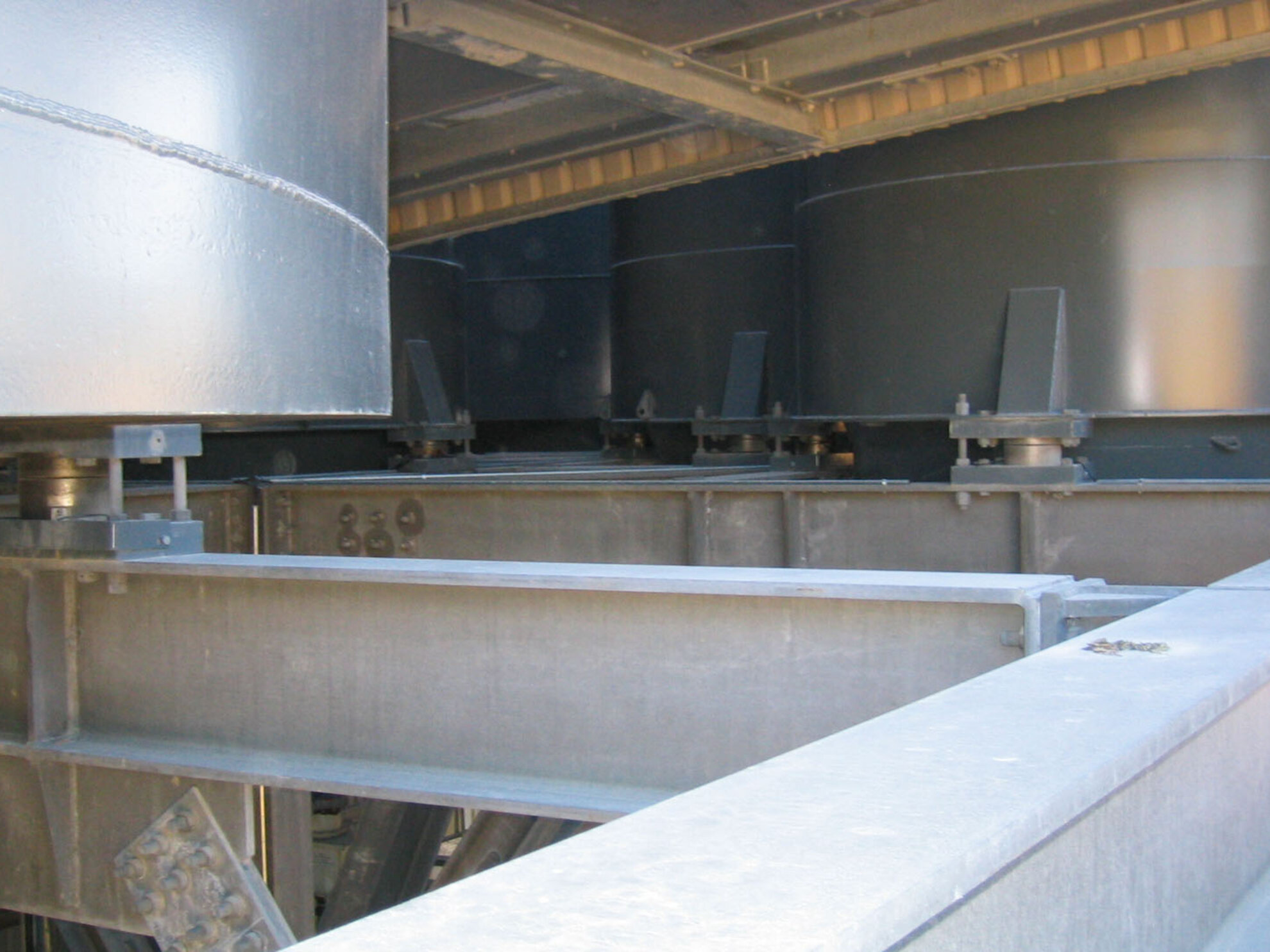 Load cells for heavy duty silo weighing