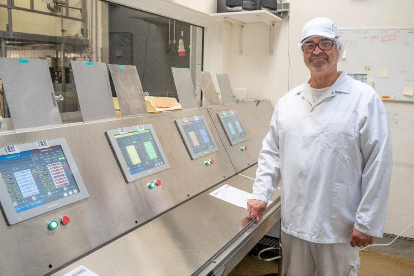Operator Vincent Di Leo in the control center, from where the mixing of the different products is controlled.