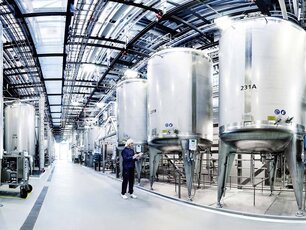 Compression load cells under tanks